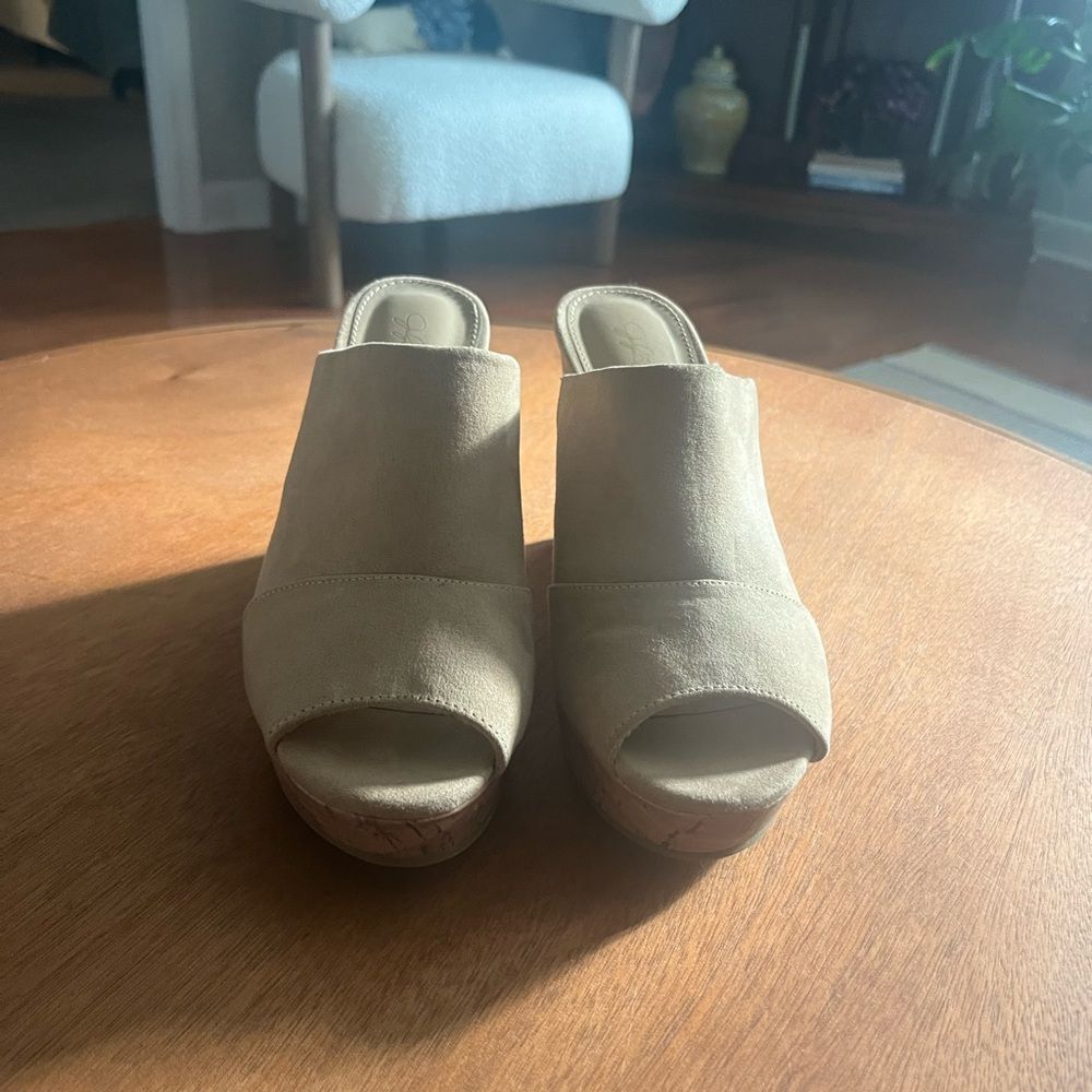 Jaclyn Smith Beige Peep-Toe Mules